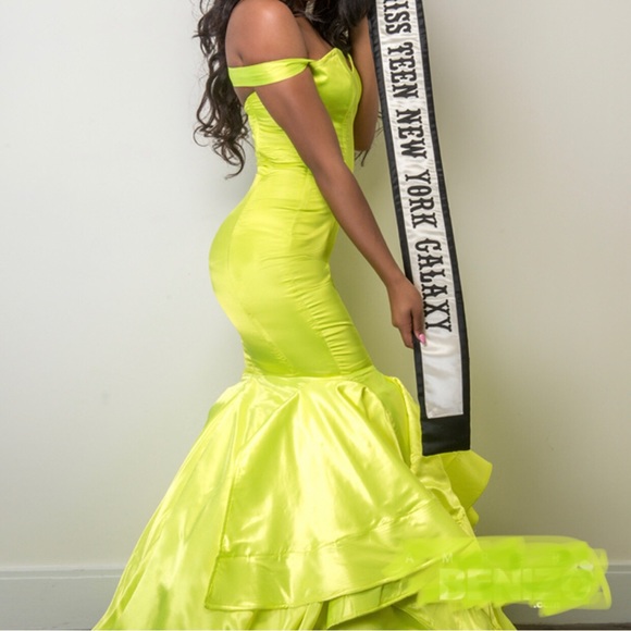 Lime green couture gown - Picture 5 of 5